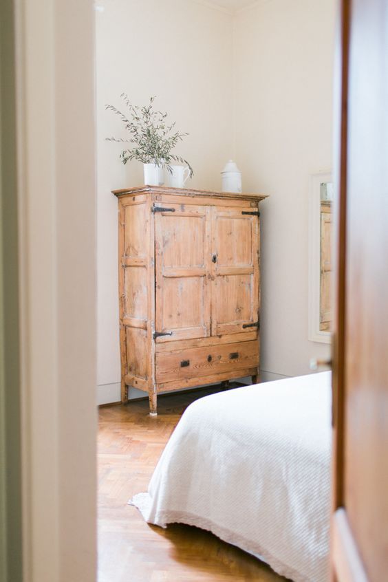 Kaappi, vitriinikaappi, lipasto maalaistalon sisustuksessa